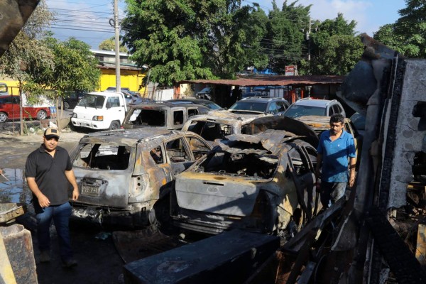 Manifestantes le prenden fuego a varios negocios en la zona norte