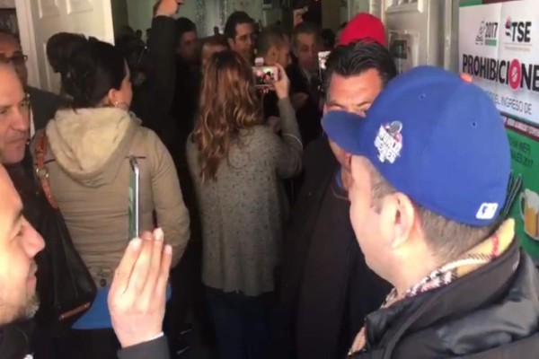Video: Pleitos en votaciones de hondureños en Nueva York