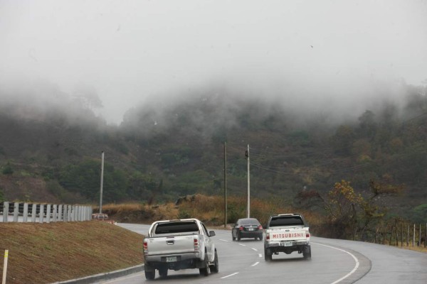Tegucigalpa. Las nubes cubren los cerros en la carretera hacia la capital hondureña.