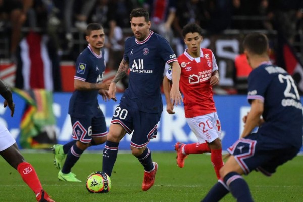 Paris Saint-Germain's Argentinian forward Lionel Messi runs with the ball during the French L1 football match between Stade de Reims and Paris Saint-Germain (PSG) at Stade Auguste Delaune in Reims, northern France on August 29, 2021. (Photo by FRANCK FIFE / AFP)