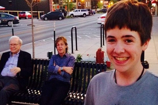Selfie de niño con Paul McCartney y Warren Buffet causa sensación
