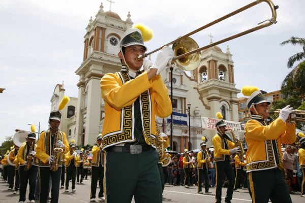 Colorida fiesta cívica en honor a Honduras