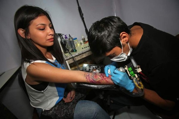 Bolivia: Artistas de varios países exhiben lo último del tatuaje