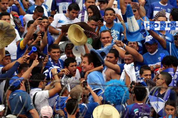 La afición hondureña nunca le falla a la Bicolor