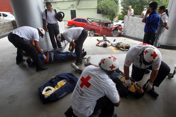Cuatro heridos al chocar carro de Copeco