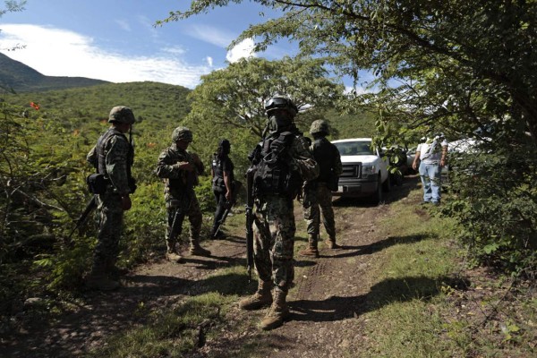 Encuentran mochilas y uniformes en nuevas fosas con restos humanos en Iguala