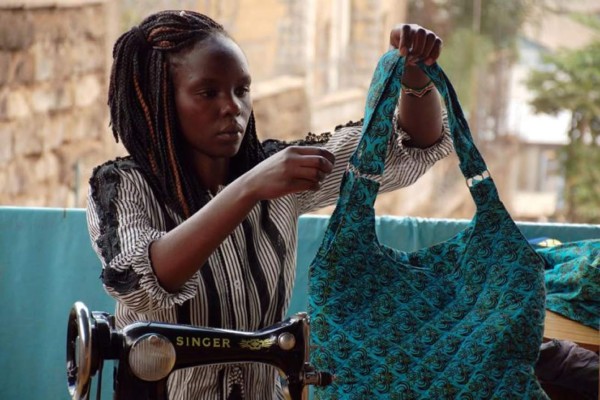 Una mujer keniana elabora moda y complementos en el taller de Mrembo Africa ('Mujer bella en África', en suajili), un taller con fines sociales que proporciona una profesión y empleo a mujeres kenianas y refugiadas que viven en el barrio bajo de Kangemi (oeste de Nairobi). EFE