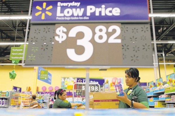 Wal-Mart aprieta a proveedores para revertir su caída en EUA