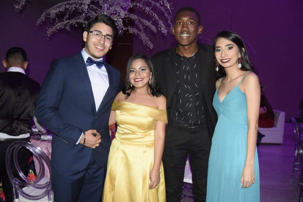 Noche elegante para Melanie Alejandra Turcios