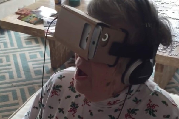 Video de abuela probando realidad virtual se vuelve viral