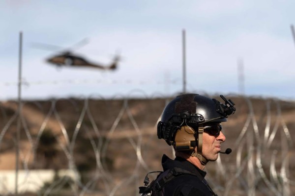 Migrants begin walking in a caravan in San Pedro Sula, Honduras on March 30, 2021, heading to Corinto, in the border with Guatemala, on their way to the US. - At least 300 Honduran migrants started a caravan heading to the US in San Pedro Sula Tuesday early morning. (Photo by Wendell ESCOTO / AFP)