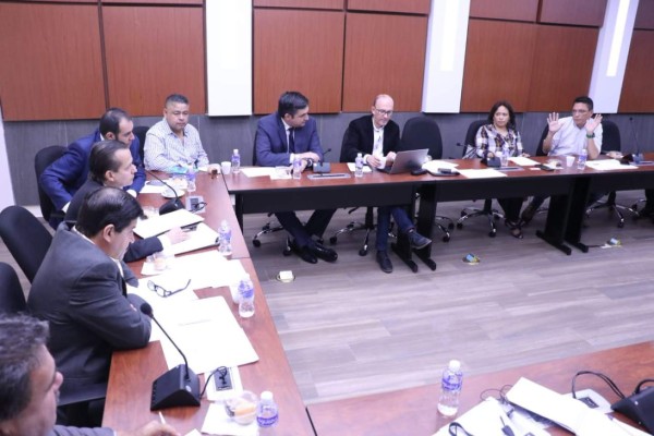 Cadena de combustibles debate solución a escalada de precios