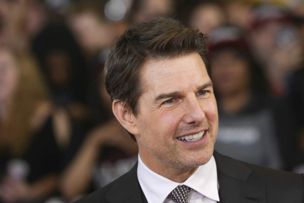 Captan a Tom Cruise grabando escena sobre un tren en marcha