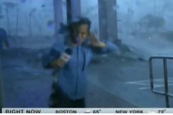 Video: Huracán María arrastra a periodista en vivo
