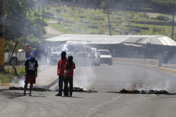 Encapuchados del MEU en Comayagua y Tegucigalpa paralizan tráfico en la CA-5