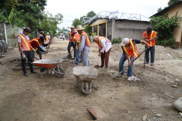 Pavimentan vía en Rivera Hernández