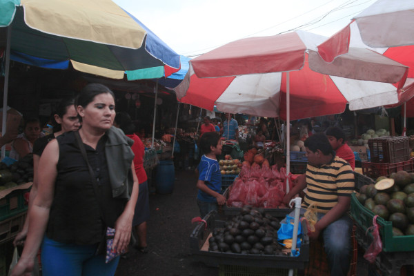Bomberos temen un incendio en mercados sampedranos