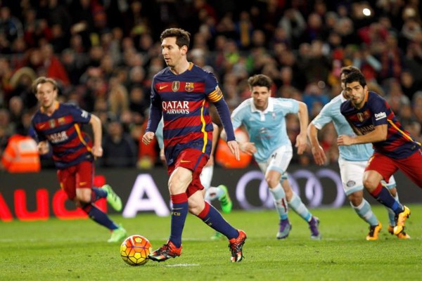 La prensa se rinde ante el penalti 'a lo Cruyff' de Messi