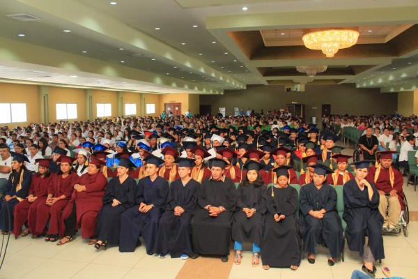 Entregan certificado a 1,486 alfabetizados por alumnos bilingües