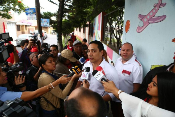 Luis Zelaya vota y dice que ganará las elecciones