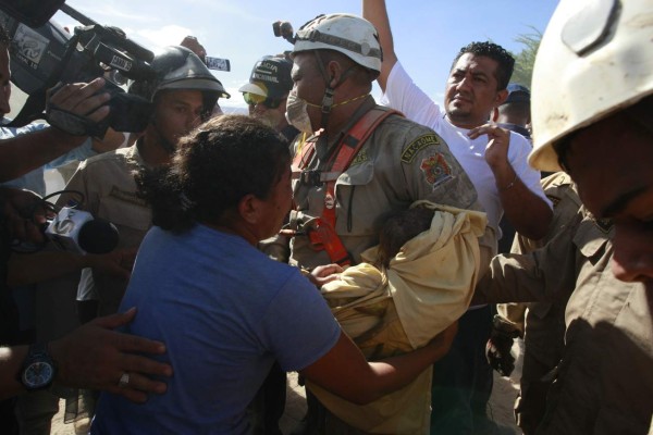 Bomberos rescatan cadáver de menor que cayó en pozo
