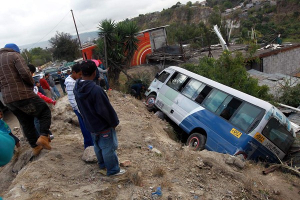 Familia se salva al caer rapidito sobre la casa