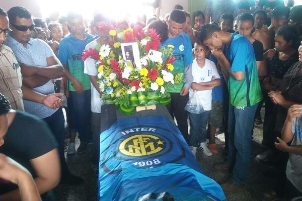 Entre cánticos sepultan al segundo niño ahogado, que soñaba ser futbolista