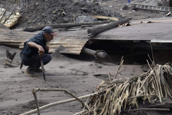 Fuertes lahares provocados por lluvias descienden de volcán de Fuego