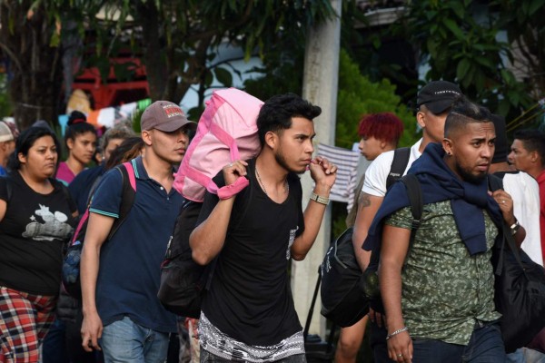 Honduran migrants heading to the United States with a second caravan walk upon arrival at the customs in Agua Caliente, in the Honduras-Guatemala border on January 15, 2019. - Hundreds of Hondurans have set out on a trek to the United States, forming another caravan that US President Donald Trump cited Tuesday to justify building a wall on the border with Mexico. (Photo by ORLANDO SIERRA / AFP)