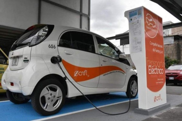 Costa Rica adopta una ley de transporte eléctrico para frenar sus emisiones  