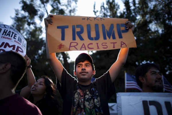 'Efecto Trump' obliga a latinos a sacar ciudadanía de EUA