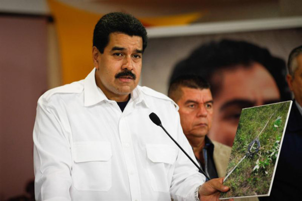 Maduro firma decreto que regula precio de venta de carros