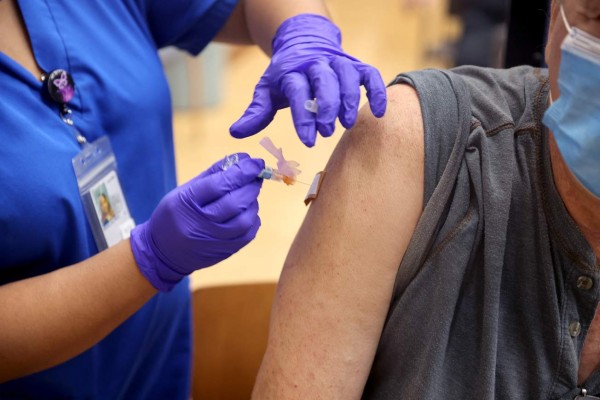 Pfizer prevé el regreso a la 'vida normal' en 'un año' gracias a las vacunas