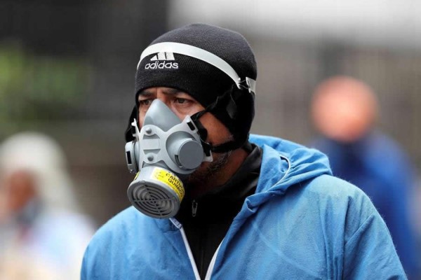 Un ciudadano fue registrado este lunes al caminar con mascarilla por las calles de Quito (Ecuador), durante la cuarentena decretada por el Gobierno para combatir la pandemia del COVID-19. EFE/José Jácome