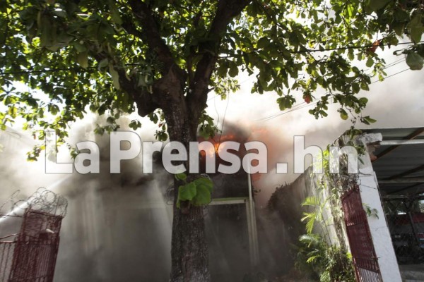 Incendio consume casa en barrio Barandillas de San Pedro Sula