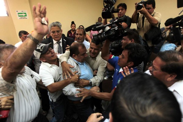 Simpatizantes sacan de sala de juicio al periodista David Romero