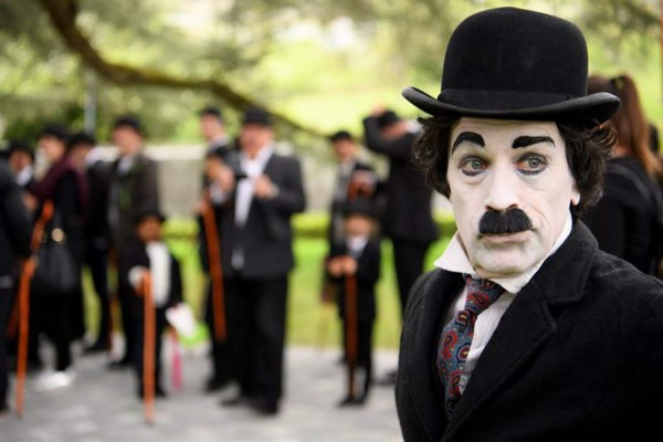 Más de 600 personas se visten de Charlot para celebrar cumpleaños de Chaplin
