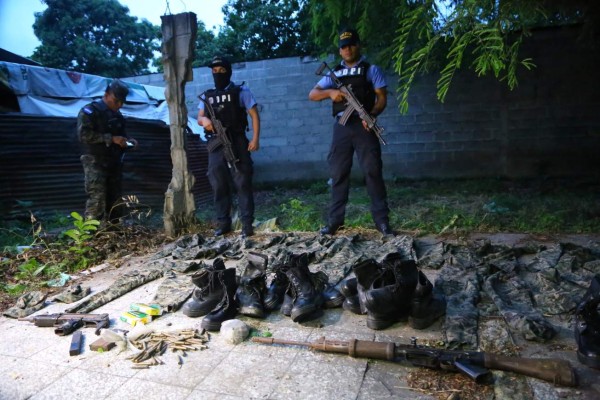 En iglesia evangélica hallan armas y vestimenta militar