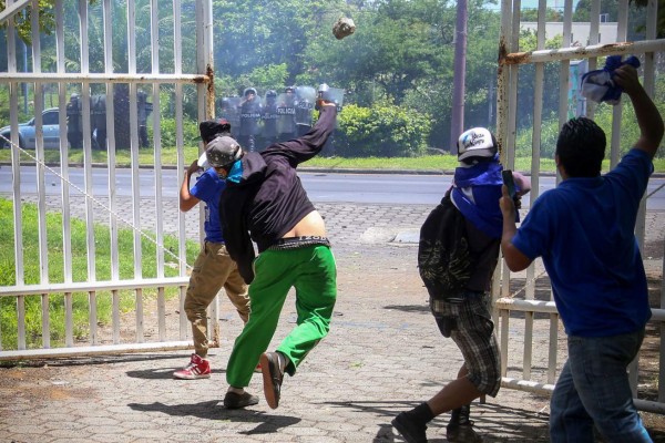 Dos heridos deja un enfrentamiento entre opositores y policías en Nicaragua