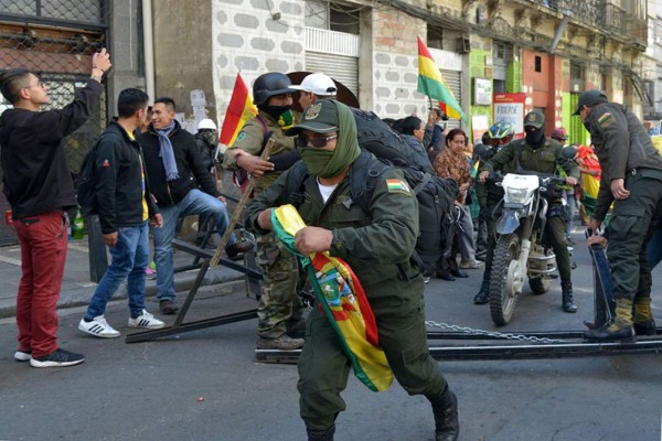 Condecorarán en Bolivia a policías que se amotinaron contra Evo Morales