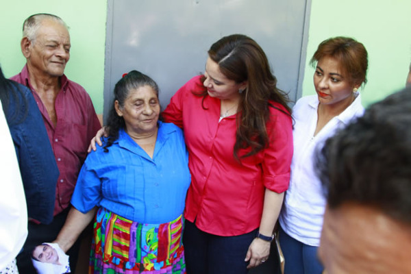 Dan casa a padres de guardia asesinado en Choloma