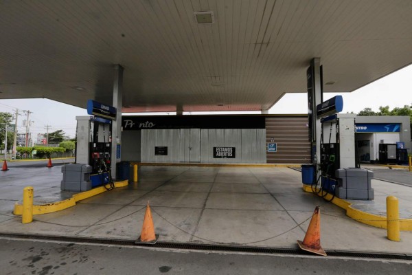 A gas station remains closed during a 24-hour nationwide general strike called by the opposition, in Managua on July 13, 2018. A day after five people were killed in violence surrounding protests against Nicaraguan President Daniel Ortega, a 24-hour opposition-called strike began on Friday. / AFP PHOTO / INTI OCON