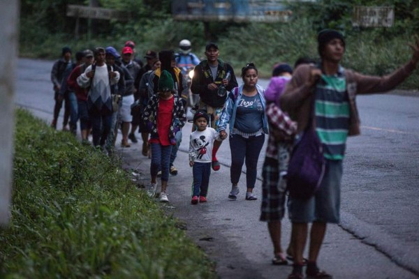 Migrantes hondureños se separan en Guatemala pero siguen firmes rumbo a EEUU  