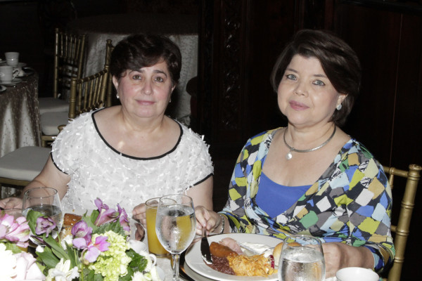 Frances Vargas es agasajada por su pronta boda