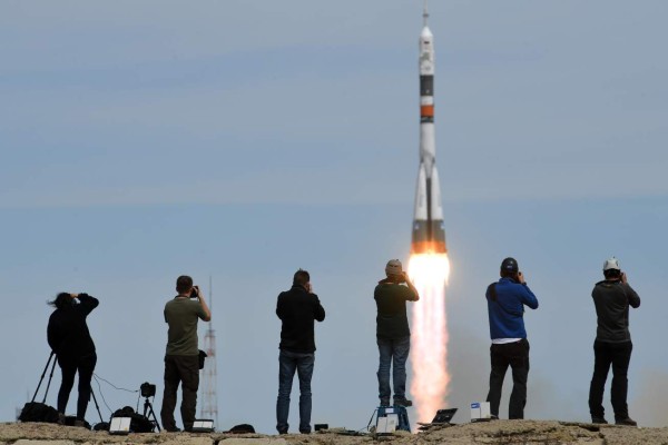 TOPSHOT - Photographers take pictures as Russia's Soyuz MS-04 spacecraft carrying Russian cosmonaut Fyodor Yurchikhin and NASA astronaut Jack David Fischer, members of the main crew of the 51/52 expedition to the International Space Station (ISS), blasts off to the ISS from the launch pad at the Russian-leased Baikonur cosmodrome on April 20, 2017. / AFP PHOTO / Kirill KUDRYAVTSEV
