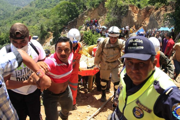 Fotos del rescate de tres mineros de los once atrapados en Honduras