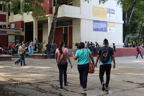 Supuestos estudiantes de la UNAH-VS cerraron el paso en bulevar Micheletti