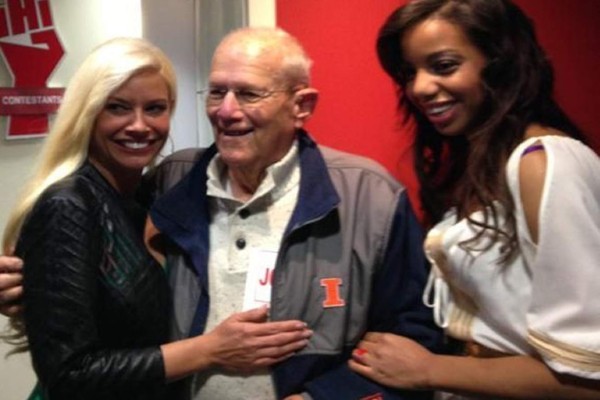 Abuelo muere por comer apurado, lo esperaba un pornotrío