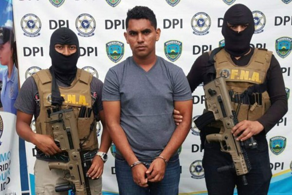 Capturan a Policía que llevaba dinero y celulares a pandilleros en El Pozo