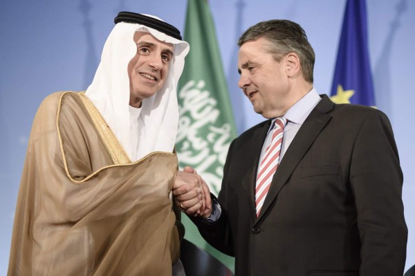 NEN004 BERLÍN (ALEMANIA), 7/07/17.- El ministro de Asuntos Exteriores saudí, Adel al Jubeir (i), y su homólogo alemán, Sigmar Gabriel (d), se saludan antes de ofrecer una rueda de prensa conjunta en el ministerio de Exteriores alemán en Berlín (Alemania) hoy, 7 de junio del 2017. El saudí visita Alemania un día después de que su país, junto a otros como Baréin, Emiratos, y Egipto, cortasen relaciones diplomáticas con Qatar, país al que acusan de apoyar y financiar el terrorismo. EFE/CLEMENS BILAN